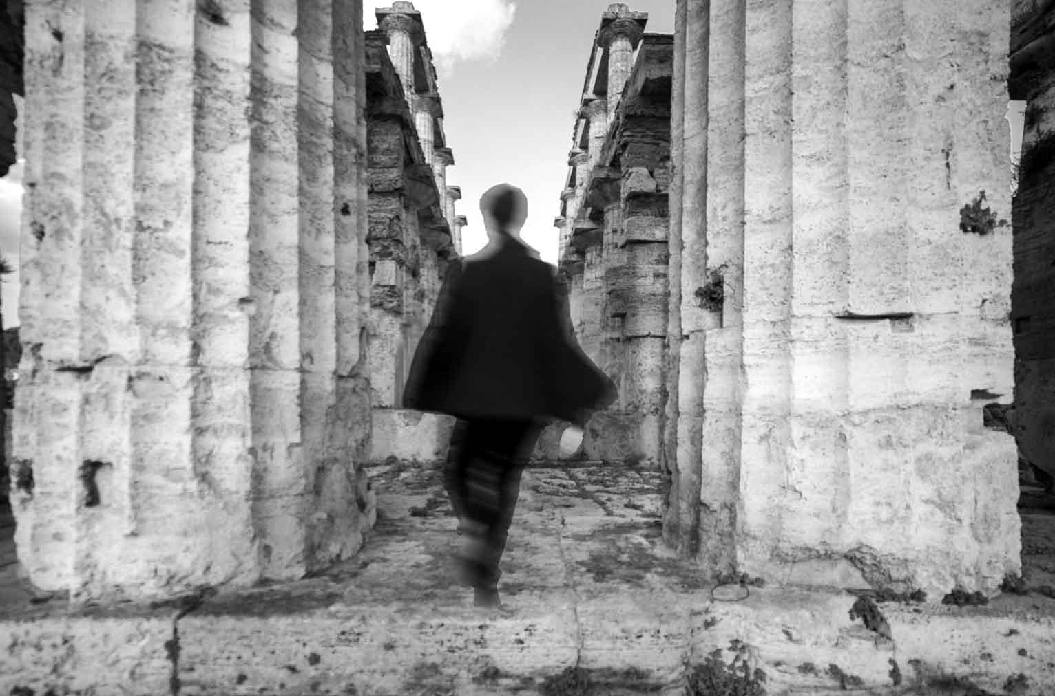 Street Photography Archeologica: quando il bianco e nero mette in corto circuito il tempo